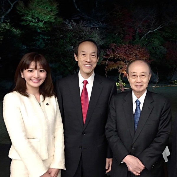 左から やなざわ亜紀、武井雅昭港区長、元国連事務次長の明石康さん